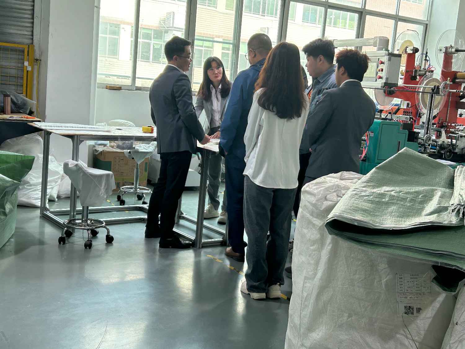 國際合作伙伴深度考察，共謀發(fā)展 —— 外國客戶訪問久信達(dá)科技生產(chǎn)車間(圖3)