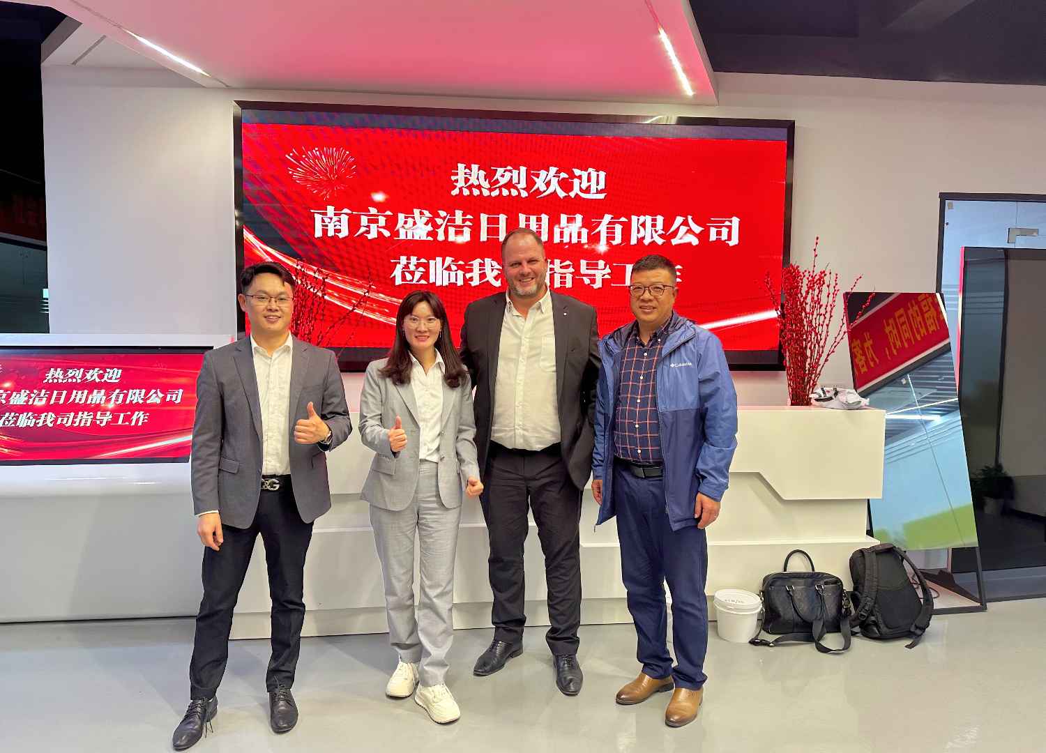 國際合作伙伴深度考察，共謀發(fā)展 —— 外國客戶訪問久信達(dá)科技生產(chǎn)車間(圖1)
